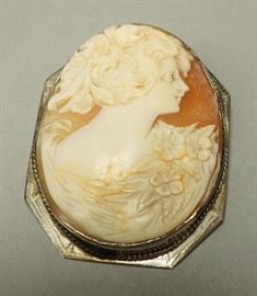 Lot 522 14K WG Gold Carved Shell Cameo. Large oval cameo 