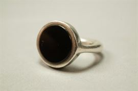 Lot 537 LAURENCE de VRIES Sterling Black Onyx Ring. Round
