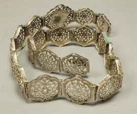 Lot 528 Silver Metal Hexagonal Link Belt. Pierced design.