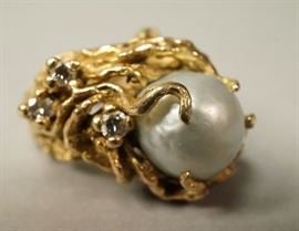 Lot 597 Gray Pearl Diamond 14K Gold Ladies Modernist Ring
