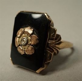 Lot 621 10K Gold Black Onyx Ring. Small center diamond. i