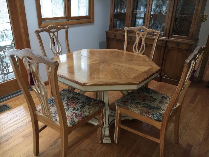 Sweet French Country Dining Table with 4 chairs and 2 leaves.