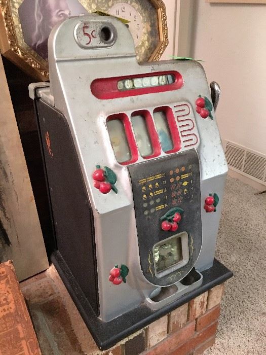1940'S  MILLS BLACK SLOT MACHINE - WORKING CONDITION                                                                         .THIS ITEM IS NOT PART OF SALE REDUCTIONS.    WE WILL BE ACCEPTING BIDS UNTIL 3pm ON SATURDAY.