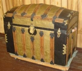 Camel Back Trunk w/Tray