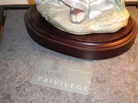 01001811 
MOSES & THE TEN COMMANDMENTS W/BOX Missing one finger
Issue Year: 1996 
Retirement Year: 2003 
Sculptor: Salvador Furió
Size: 21¼x11½ " 
Base included
Limited Edition 1200 pieces. This piece records the moment when Moses is given the ten commandments of God on Mount Sinai. The prophet is portrayed as quite elderly. He holds the commandments in his hand, while at his feet is the burning bush which revealed to him the name of Jehovah, God of his parents, as well as his mission to lead his people from Egypt's oppression and to Canaan. Listed at Replacements 1799.00 no box, ebay listed 2500.00 no box.