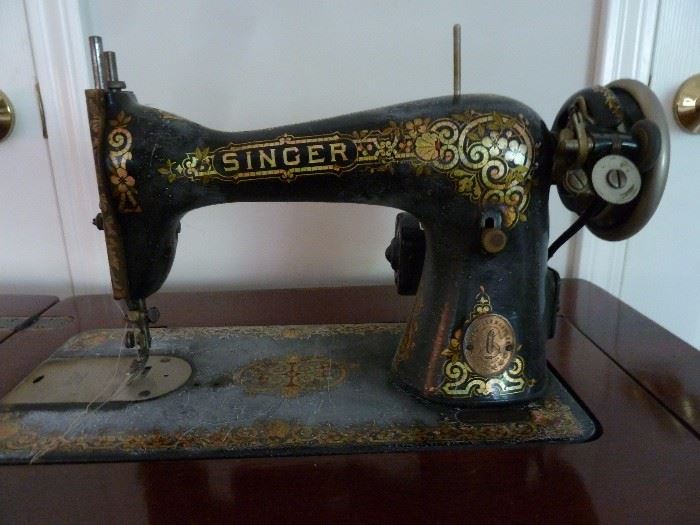 Antique /vintage Singer sewing machine and cabinet