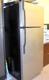 Hotpoint Stainless Steel Look Refridgerator & Freezer Model HTM18GCSARSA, 18 CU FT