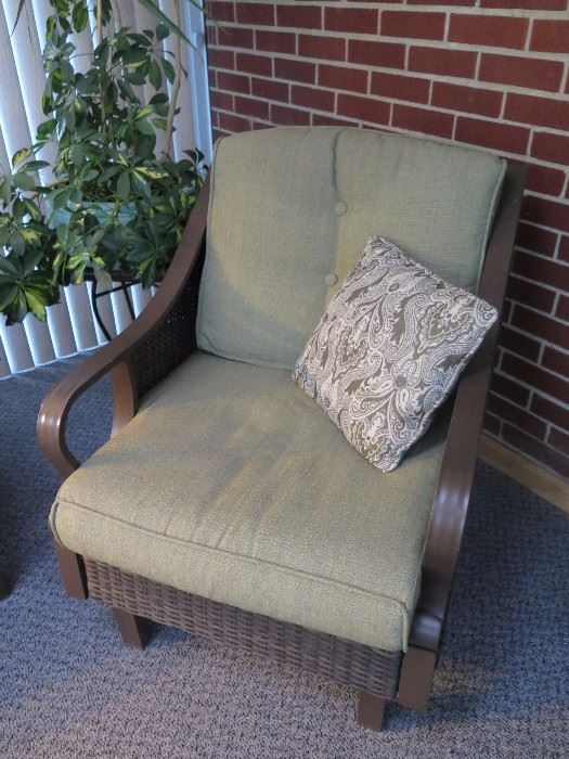 Lay-Z-Boy Arm Chair, Indoor/Outdoor/Sun-room. 26 1/2'' W x 31'' D x 33'' H