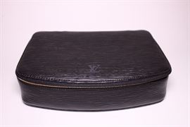 You can find the details of this item under the 'Designer Handbags' along with many other amazing items on our live auction website at www.gravesopendoor.com