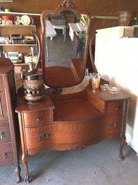 Oak vanity in quarter sewn oak with tilt mirror