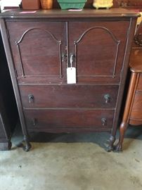 Sheraton dresser made in North Carolina with fitted drawers