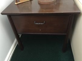 Mahogany Square End Table (25’’)