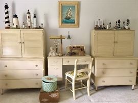 Vintage Singer Sewing Machine and Cabinets