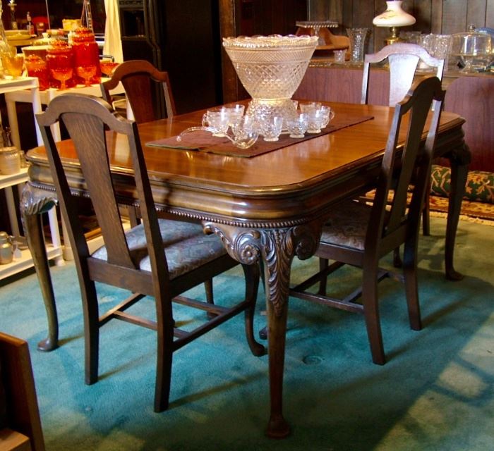 BERKEY & GAY: Antq Queen Anne Walnut dining table w pads/3 leafs, removable Portable center leg for extension support & 4 nice chairs. Tabletop: Wexford Punch set on stand