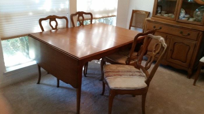 Lovely Drexel table , 4 chairs, 3- 12" leafs and drop leaf on each end.  Total measurement:92"L x 40"W. Without leafs and drop leafs it measures 28"L x 40" W.