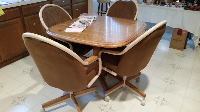    This chromcraft dining set comes with 4 very comfortable swivel tilt caster arm chairs and a gorgeous solid Ash table.