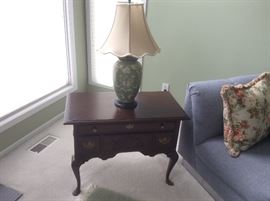 Traditional side table, ceramic lamp