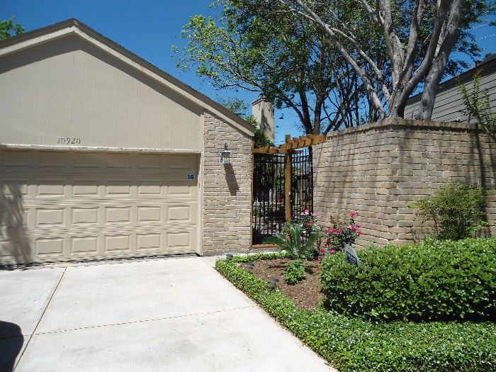 Lakeside Estate Sale in Houston, TX starts on 4/8/2017