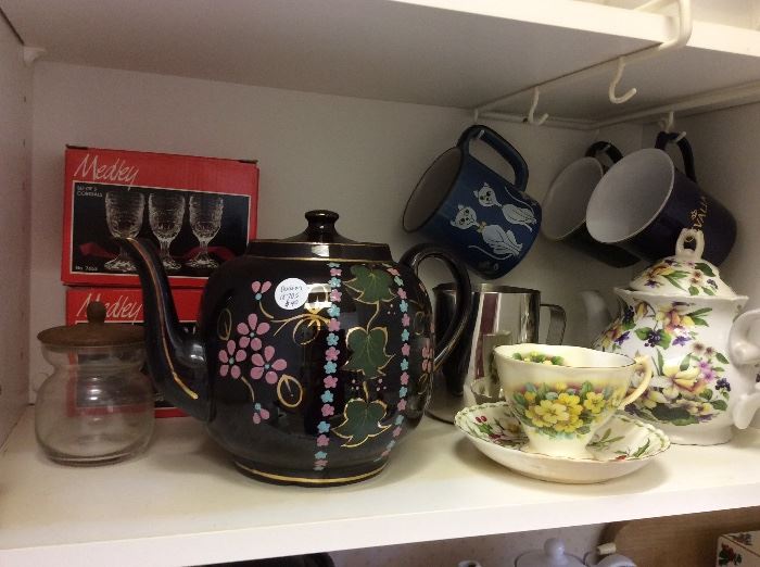 Teapots , cups, 