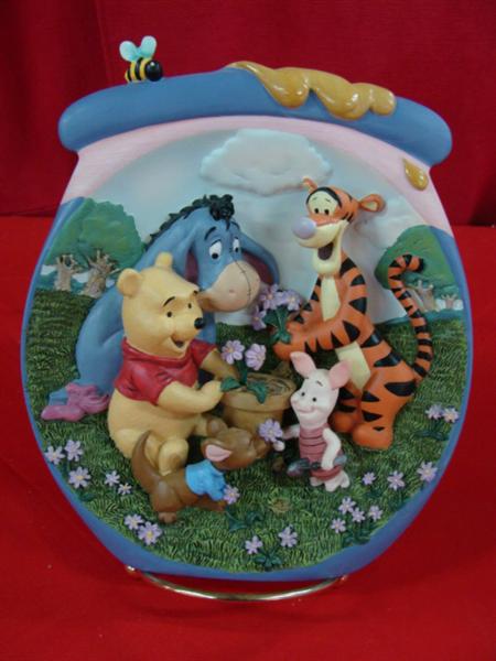 Winnie the Pooh Plate - A Flowerful Present for Mother's Day A1585 - Bradford Exchange 14th Issue Pooh's Hunnypot Adventures