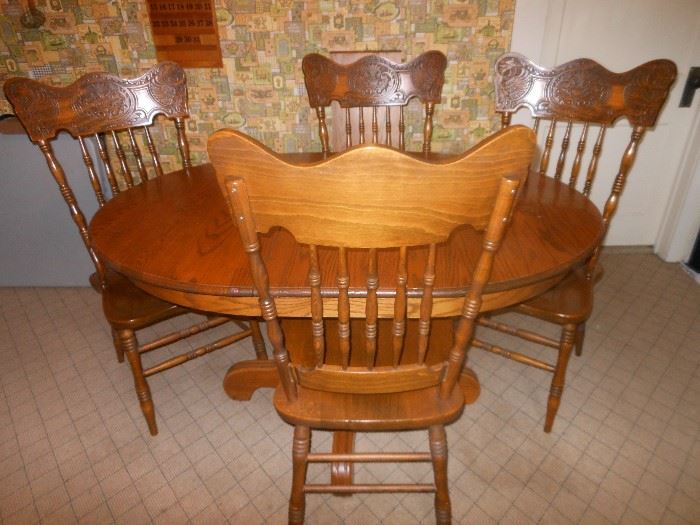 Extra nice oak dining table, 2 leaves & 4 chairs