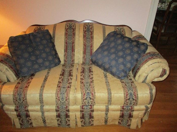        LOVESEAT (ALSO HAS MATCHING SOFA)
