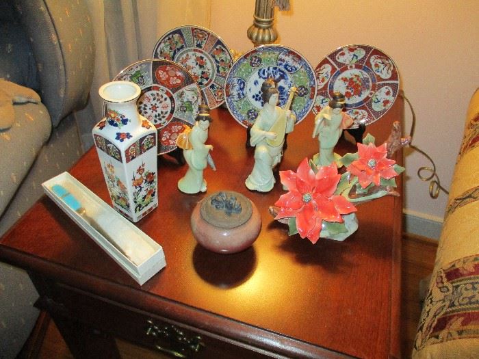 2ND END TABLE WITH ORIENTAL THEMED COLLECTIBLES