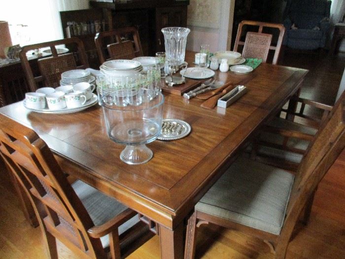 MID-CENTURY MODERN STYLE DINING TABLE AND 8 CHAIRS (2 ARE CAPTAIN'S) 