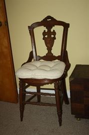 4 MATCHING VINTAGE CHAIRS