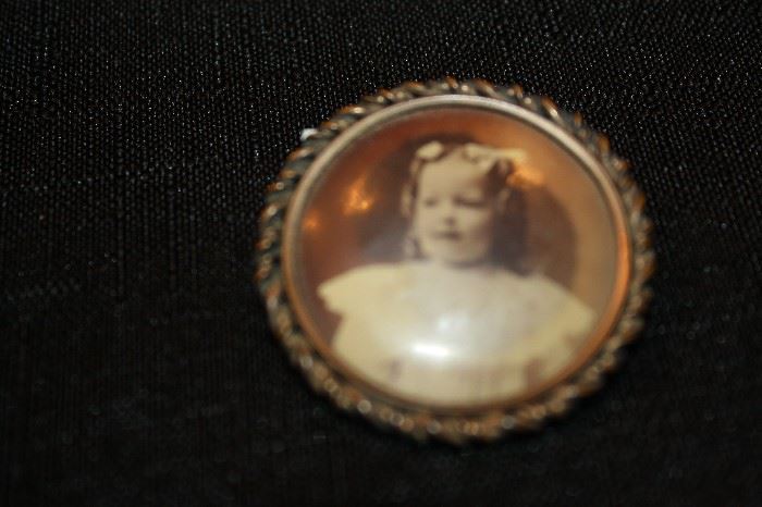 MOURING BROOCH