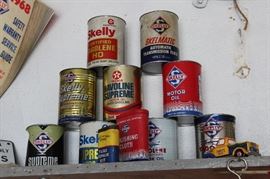 Vintage Skelly quart oil cans