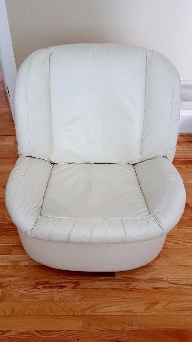 Glenn Furniture leather swivel chair
