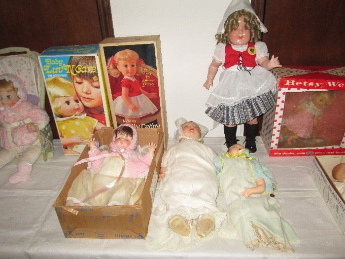 Vintage dolls includes Effanbee, Vogue, Ideal, Mattel & Antique dolls