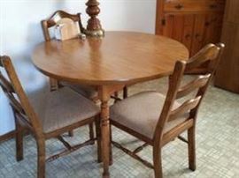 Pristine dinette with four chairs and one leaf