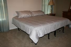 Remote control Memory form Kind bed, each twin side has it's own remote and operates separately.