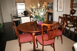 Wonderful vintage dining table that has fold out leaf and comes with 4 lovely chairs 