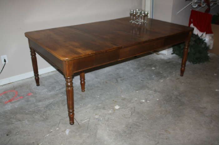 Beautiful dining room table 48" x 80"