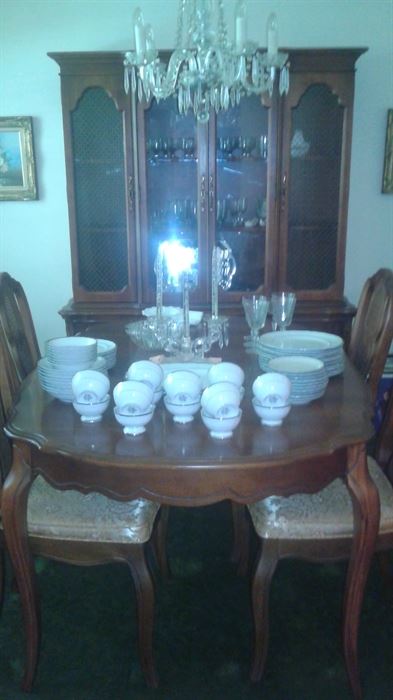 Vintage Bassett Dining room set.