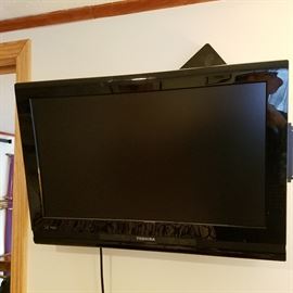 Toshiba flat screen, wall mount, or table standing