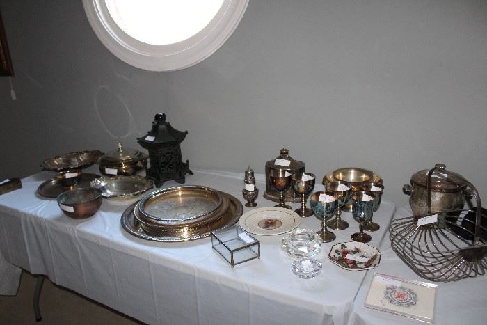 Assorted Towle, Poole & Gorham silver plate items