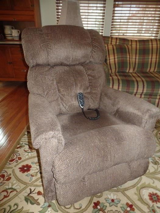LA-Z-BOY Elec. brown lift chair - in great shape (there is a matching love seat)