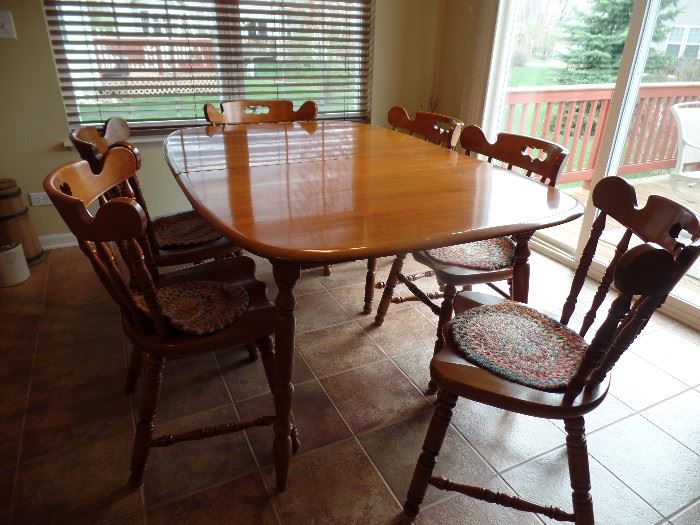 Maple kitchen table w/2 leaves and 6 chairs