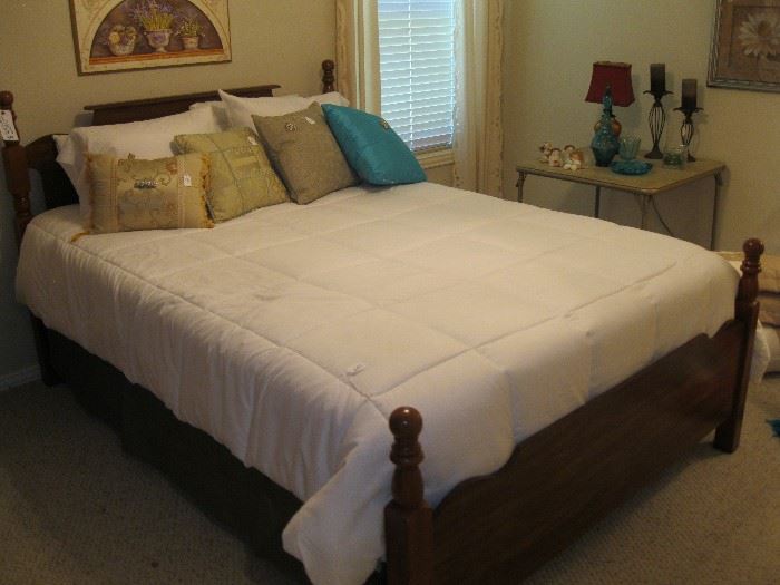 Queen size very nice bed 