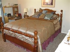 Queen Size Bed. Very nice and clean 