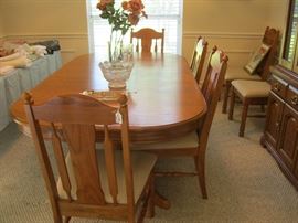 Oblong Dining Table and 6 chairs. Has 2 leafs 