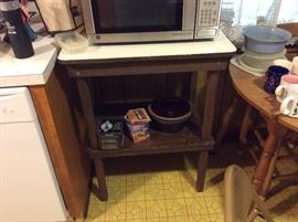 Nice table & microwave