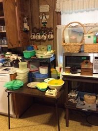 Kitchen - Tupperwarecups, canister set