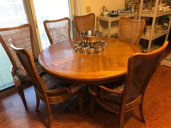 Dining table, 6 chairs and 2 leaves