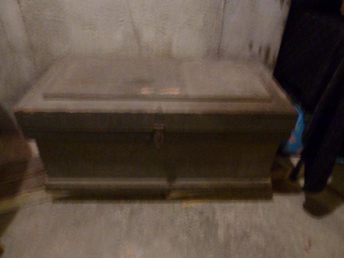 Antique/vintage Trunks and Steamers