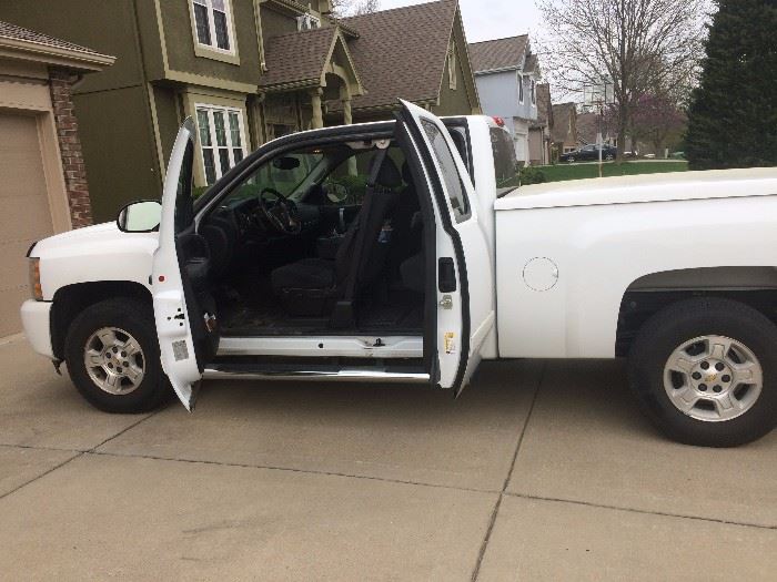$17,999.00 LOW MILES 2008 Silverado 1500 2WD
Extended cab  LT1
6.5 foot bed
mileage: 46,000
Vortec 5.3 V8 Gas engine
4-spd Automatic Transmission
4-wheel ABS
Dual stage airbags
theft deterrent system
Aluminum Wheels
17" fullsize spare
Air Conditioning
Rear window defogger
uplevel split bench seats w/ drvr lumbar
60/40 split bench rear seating 
AM/FM sterio w/CD/MP3 format
XM Satellite Radio
6 Gauge cluster w/tachometer
carpeted floor covering
tilt steering wheel
cruise control
Power Pack Plus:
vortec 5.3L V-8 w/Active fuel management
Locking rear differential
trailering package
Seat Adjuster-Driver Side 6-way